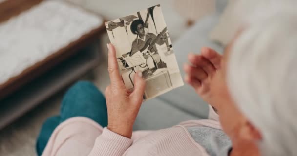 Tangan Gambar Pria Dan Wanita Senior Rumah Nostalgia Atau Ingat — Stok Video