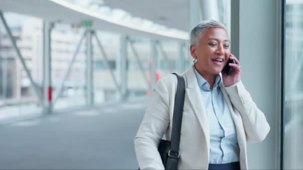 Ταξίδι Αεροδρόμιο Και Μια Ώριμη Γυναίκα Ένα Τηλεφώνημα Για Επαφή — Αρχείο Βίντεο