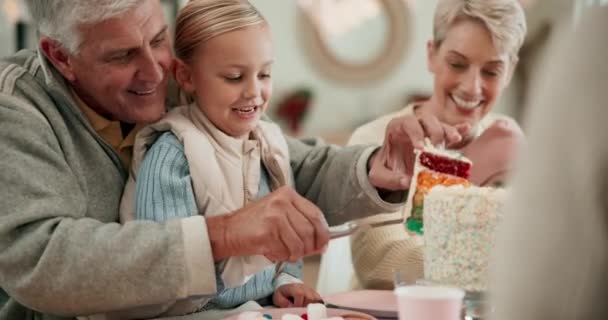 誕生日パーティー ケーキ 家族と一緒にデザートのために虹のスライスを祝い 切る子供 楽しみのためにテーブルで人々 祖父母および幸せな子供との集まり 驚きおよび社会的集まり — ストック動画