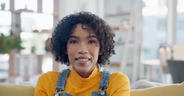 Gezicht Van Vrouw Bank Huis Ontspannen Glimlachen Woonkamer Brazilië Met — Stockvideo