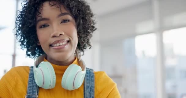 自由時間のためのヘッドホン付きの女性のリラックス 幸せな顔 自宅で音楽 ラジオ オーディオ用のヘッドセット付きリビングルームの女性の幸せ — ストック動画