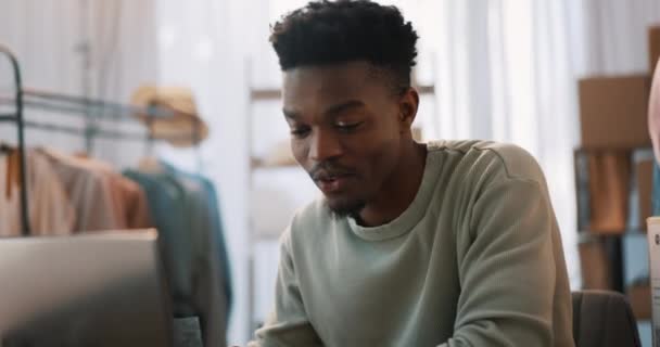 Trabalho Remoto Laptop Homem Negro Comércio Eletrônico Digitando Ideias Negócios — Vídeo de Stock