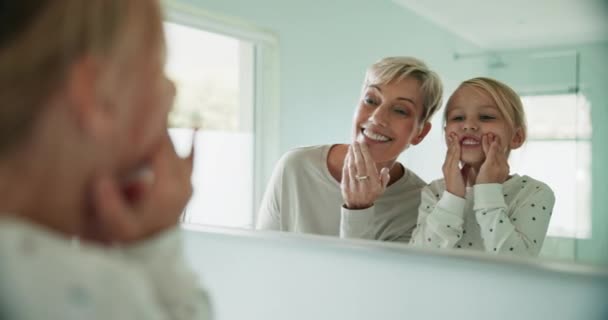 Avó Neto Espelho Creme Rosto Engraçado Com Rotina Matinal Banheiro — Vídeo de Stock