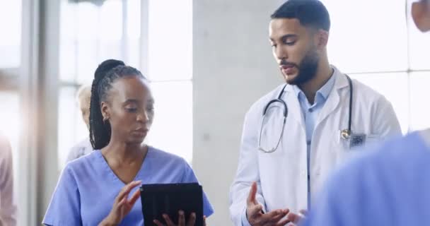 Tablet Sjuksköterska Eller Läkare Som Promenerar Sjukhus Talar Forskning Rapport — Stockvideo