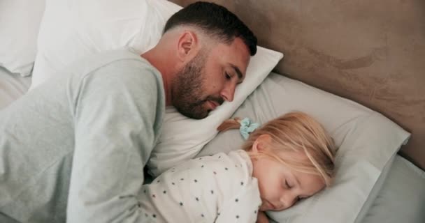 Mädchen Schlafend Und Vater Und Kind Bett Für Ruhe Liebe — Stockvideo