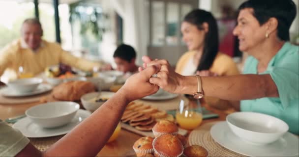家族を持ち 精神のために家で昼食を祈ります ブランチを食べる前に 食べ物 祖父母 子供たちは恵み 感謝を言っています — ストック動画
