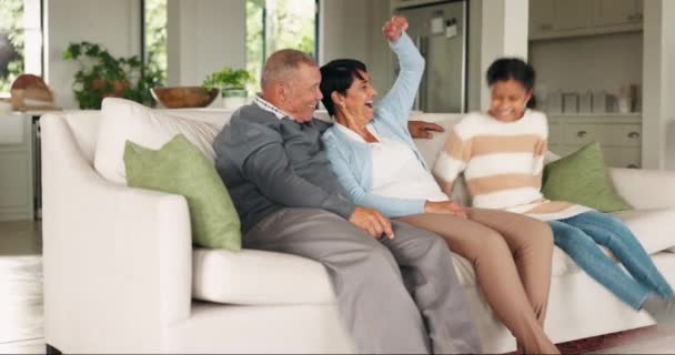 Großeltern Eltern Oder Kinder Die Heimischen Wohnzimmer Fernsehen Gemeinsam Den — Stockvideo