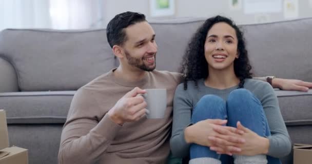 Pasangan Kopi Dan Rumah Baru Lantai Bicara Atau Bersantai Bersama — Stok Video