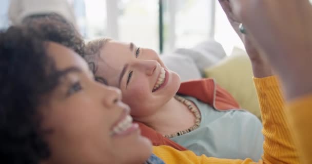 Meisjes Vrienden Film Telefoon Bank Thuis Glimlachen Met Een Praatje — Stockvideo
