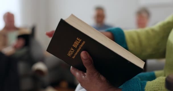 团体和圣经崇拜 学习上帝或阅读耶稣的支持 教育和一个有宗教书籍的人 基督教的帮助和对福音的信仰 — 图库视频影像