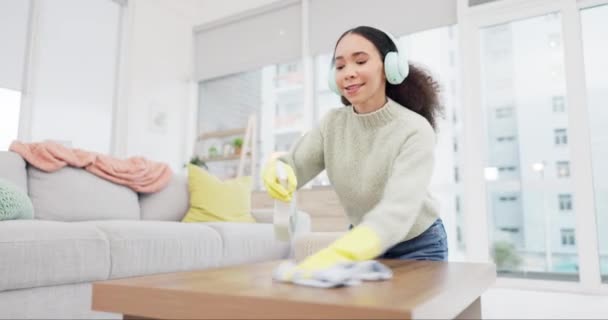 Headphone Música Mulher Spray Limpeza Uma Mesa Sala Estar Casa — Vídeo de Stock