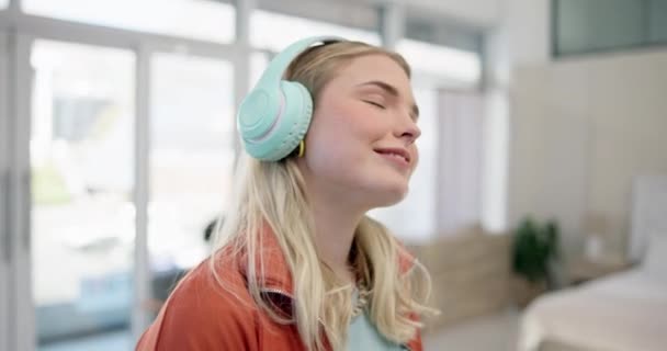 Música Sonreír Relajarse Con Mujer Sofá Para Transmisión Feliz Energía — Vídeos de Stock