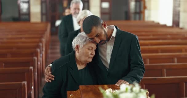 葬礼和年长的母亲和男人拥抱在一起 悼念被棺材送死的人 家人和儿子与妈妈一起抱着一个又一个的棺材 以安慰 支持或种族间的同情来对待抑郁或悲伤的老年妇女 — 图库视频影像