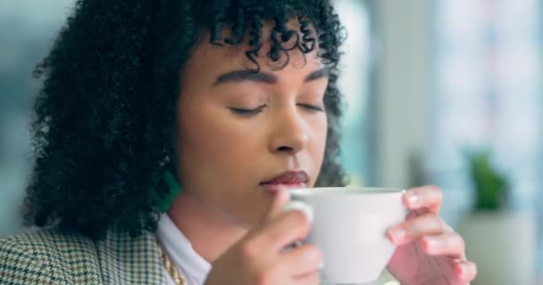 Gezicht Denken Koffie Met Een Zakenvrouw Haar Kantoor Ontspannen Tijdens — Stockvideo