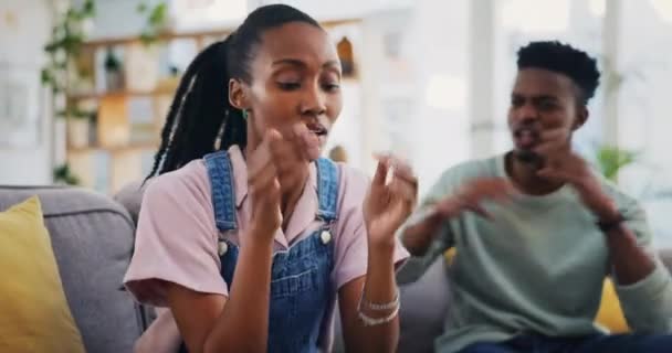 黑人夫妇和争斗 冲突和离婚 谈话和婚姻危机 非洲男人 女人与压力 争论与挑战 愤怒与焦虑 挫败与失败的家庭关系 — 图库视频影像