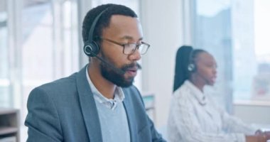 Müşteri hizmetleri, destek ve çağrı merkezinde online yardım için konuşan siyahi bir danışman. Tele pazarlama bürosunda çalışan bir danışman ile iletişim, pazarlama ve kulaklık..