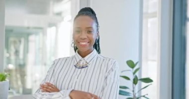 Siyahi bir kadın, kollarını kavuşturup, iş için bir ofiste pozitiflik ve gülümsemeyle portre çiziyor. Kenyalı iş adamı ya da girişimcinin yüzü kariyer ya da şirkete olan güveni ve gururuyla.