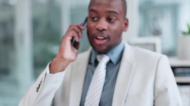Gülümse, iş anlaşması ya da telefonda konuşan, iletişim kuran ya da ofisteki fikirlerden bahseden siyahi bir adam. Konuşma, tartışma veya müzakere teklifinde mutlu, mobil iletişim sohbeti veya girişimci.
