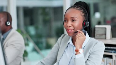 Çağrı merkezi, müşteri desteği ve internet üzerinden danışmanlık yapan kadın danışman. Crm, iletişim ve iş yerinde kulaklıkla çalışan genç Afrikalı kadın pazarlama veya satış temsilcisi