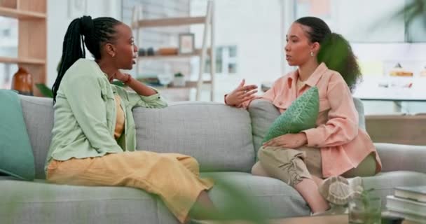 Συζήτηση Χαλαρώστε Και Κορίτσια Φίλους Στον Καναπέ Μιλώντας Στο Σαλόνι — Αρχείο Βίντεο