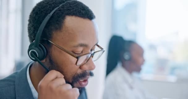 Gezicht Klantenservice Een Zwarte Man Consultant Werken Een Call Center — Stockvideo