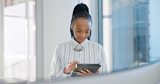 平板电脑 商业女性和互联网在办公室进行沟通 创意设计或聊天 拥有联网 在线规划或电子邮件和社交媒体技术的非洲企业家 — 图库视频影像