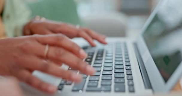 Χέρια Laptop Και Μια Γυναίκα Δακτυλογραφούν Στο Γραφείο Σχεδιασμού Της — Αρχείο Βίντεο