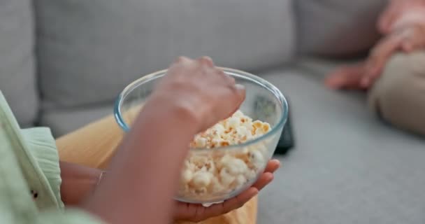 Bahagia Wanita Dan Popcorn Masuk Mulut Ruang Tamu Apartemen Atau — Stok Video