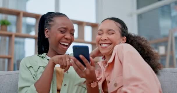 Girl Friends Phone Meme Home Living Room Comic Laugh Happy — Stock Video