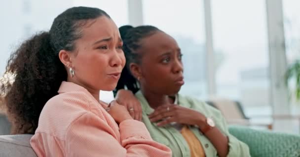 Kanapé Nők Barátok Együtt Nézik Szomorú Filmet Egy Otthonban Sírva — Stock videók