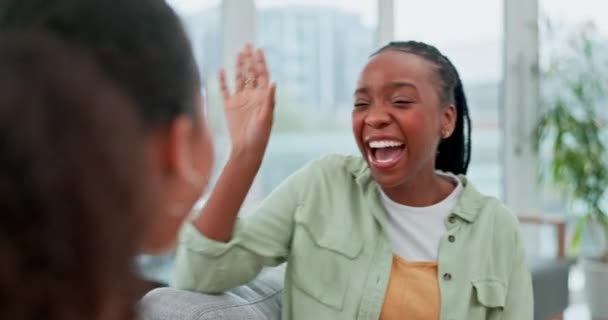 Посміхайтеся Ять Друзі Жінки Сміються Розмовляючи Вітальні Разом Підтримка Мотивація — стокове відео