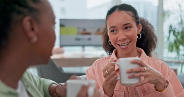 Щаслива Кава Друзі Дивані Спілкування Спілкування Єднання Будинку Посміхайтеся Розслабтеся — стокове відео