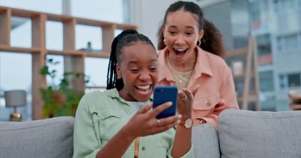 Chicas Amigas Teléfono Casa Con Ganar Celebración Juegos Azar Para — Vídeos de Stock