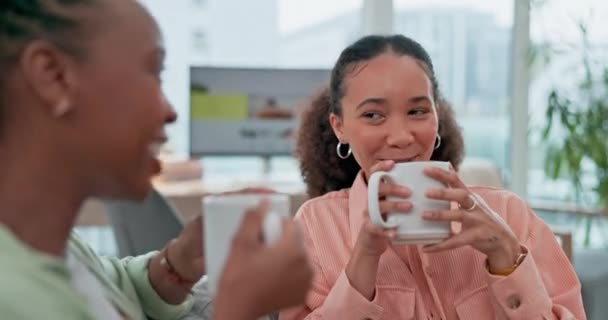 咖啡和朋友们在沙发上聊天 在房子里聚精会神 笑着和女人喝茶 早上躺在沙发上说话 — 图库视频影像