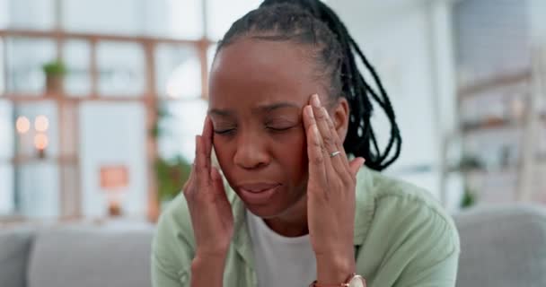 Πονοκέφαλος Πόνος Και Άρρωστη Μαύρη Γυναίκα Στο Σαλόνι Κουρασμένη Κουρασμένη — Αρχείο Βίντεο