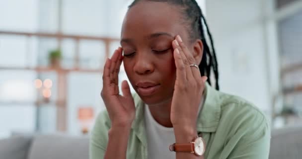 ストレス 病気の黒人女性 家庭のリビングルームで 疲れや疲労 脳の霧の中のラウンジでの痛み イライラ アフリカの人々 金融危機または破産の挑戦に対する不安 — ストック動画