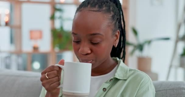 Siyah Bir Kadın Oturma Odasında Dairede Kanepede Kahve Içerek Düşünüyor — Stok video