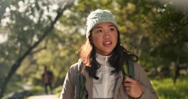 Turystyka Piesza Kobieta Szczęśliwy Spacer Przyrodzie Środowisko Lub Plecak Przygoda — Wideo stockowe