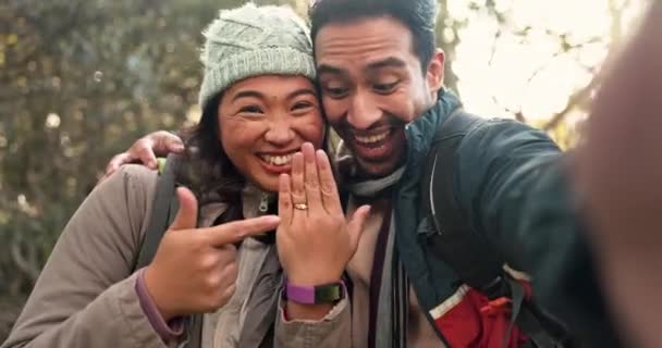 自拍和带戒指的夫妇在社交媒体 形象图片或快乐的户外远足探险建议面前手牵着手 男男女女带着钻石 珠宝和爱心一起微笑着 — 图库视频影像