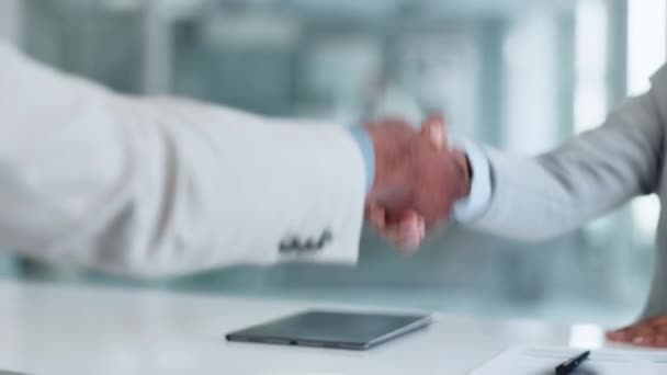 Менеджер Руки Ділові Люди Тремтять Руками Після Зустрічі B2B Успіху — стокове відео