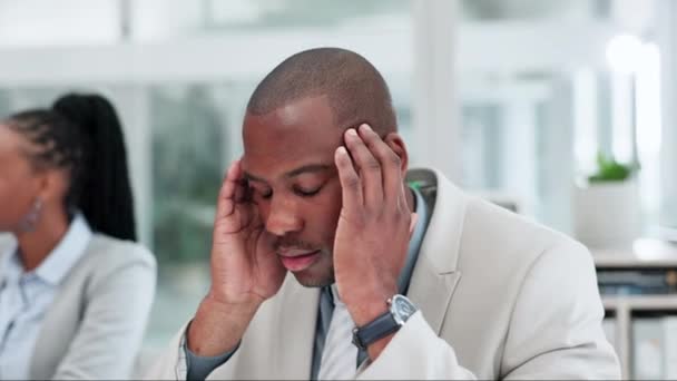 Stress Kopfschmerzen Und Geschäftsmann Büro Mit Burnout Bei Der Arbeit — Stockvideo
