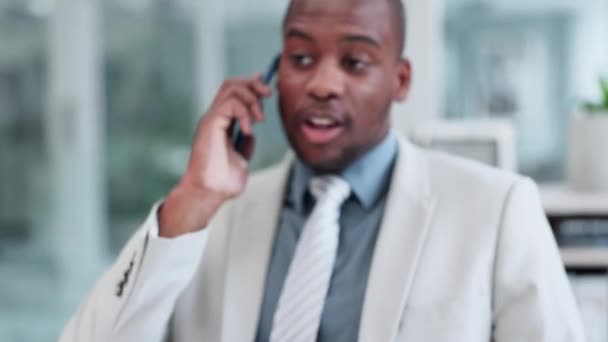 スマイル ビジネス契約 またはオフィスのアイデアを話す電話会話 ネットワーキング または話す黒人の男 ハッピー モバイルコミュニケーションチャット または会話 ディスカッションまたは交渉のオファーで起業家 — ストック動画