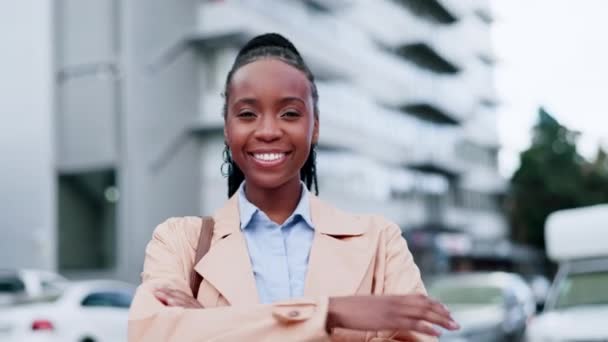 Heureuse Femme Africaine Les Bras Croisés Dans Ville Ville Employé — Video