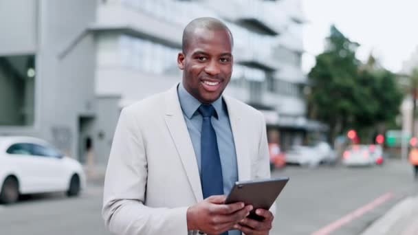 都市のタブレットでビジネス 黒人の男が計画 オンラインニュースレポート 研究情報を読んでいます ハッピーワーカーの肖像画 デジタルテクノロジー ネットワークのレビュー — ストック動画