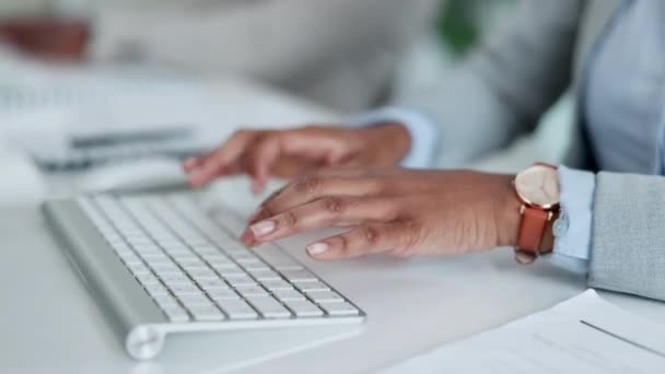 业务人员及电脑打字 策划研究及管理资讯 用于编辑在线报告 电子邮件或数字软件的桌上型个人电脑的Closeup Office Worker和Keyboard — 图库视频影像