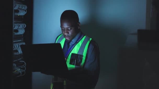 Черный Человек Ноутбук Диспетчерская Техническое Обслуживание Обновление Систем Помощью Информационных — стоковое видео