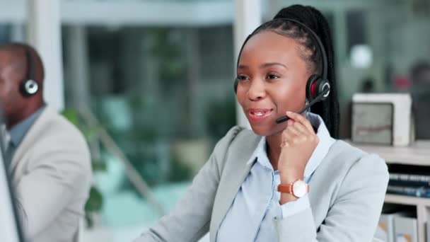 オフィスのコールセンター カスタマーサポート 女性コンサルタント Crm コミュニケーション 若いアフリカの女性テレマーケティングまたは職場でヘッドセットを使用する販売代理店 — ストック動画