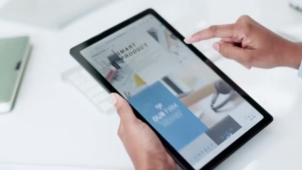 Diseño Web Desplazamiento Manos Con Tablet Para Internet Investigación Trabajo — Vídeo de stock
