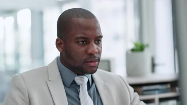 Affaires Homme Noir Pensée Ordinateur Dans Bureau Pour Résolution Problèmes — Video