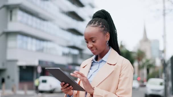 黑人女性和平板电脑在城市中规划信息 阅读新闻应用程序和评论在线研究 城市街道上的数字技术 互联网和网站上快乐的员工滚动 — 图库视频影像